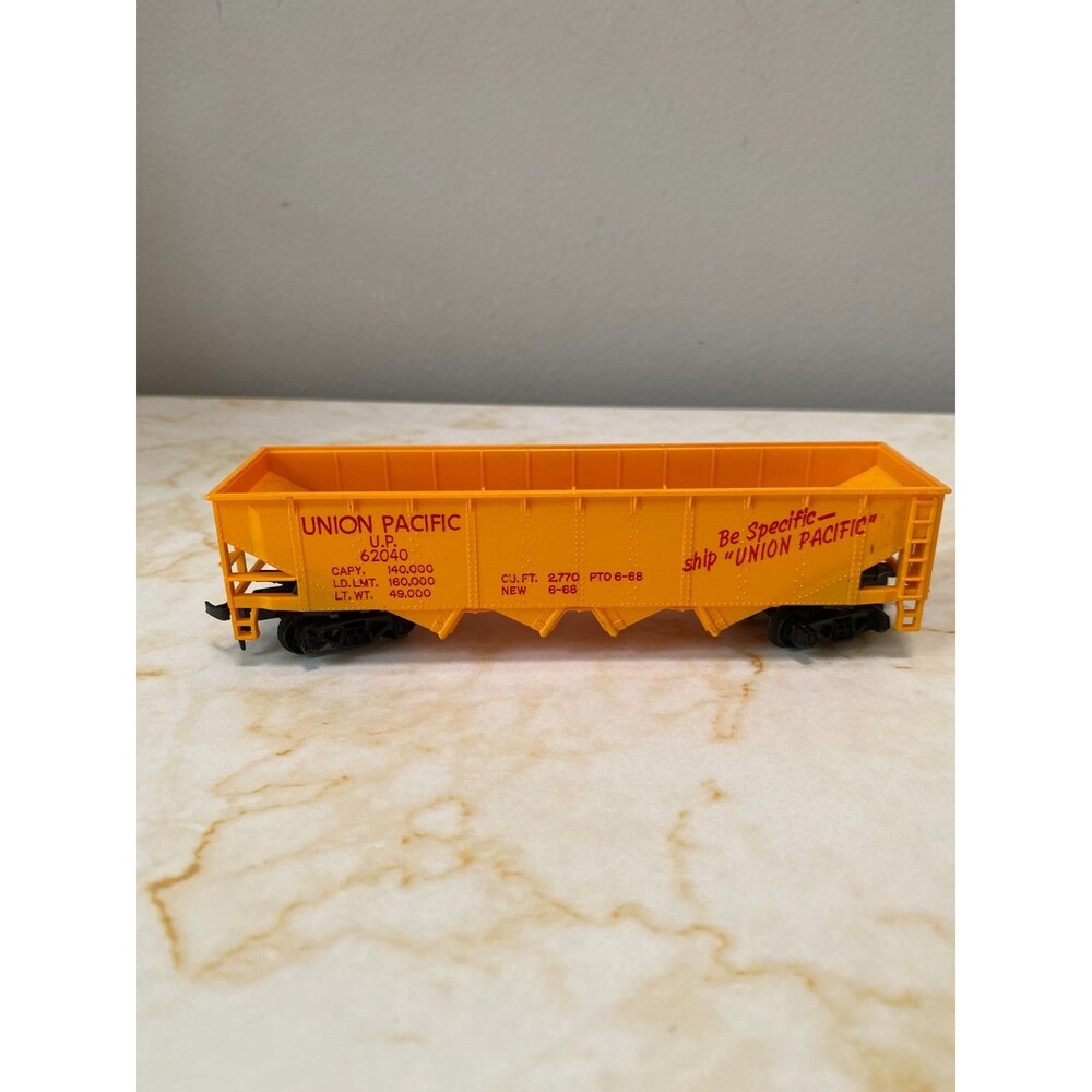 Bachmann HO Gauge Union Pacific 518125 4 Bay Hopper.